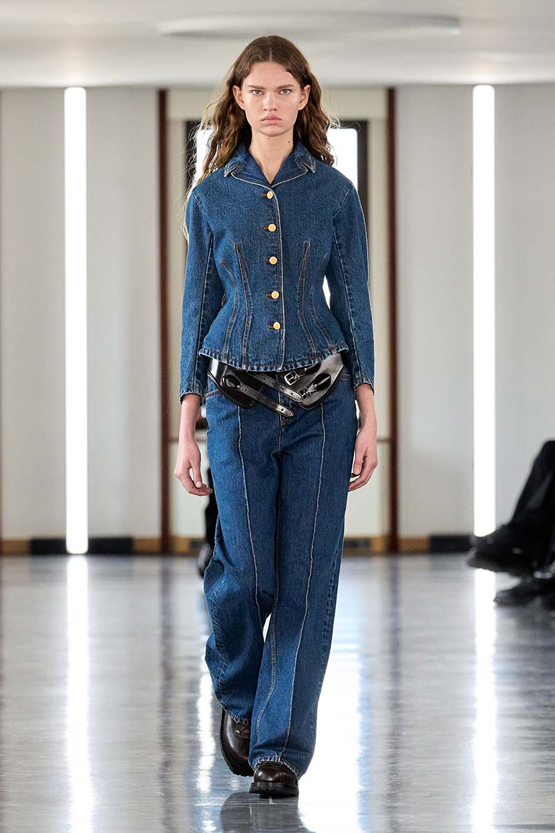 Modetrend winter 2025: total denim. Van top tot teen in spijkergoed. Photo courtesy of Bally