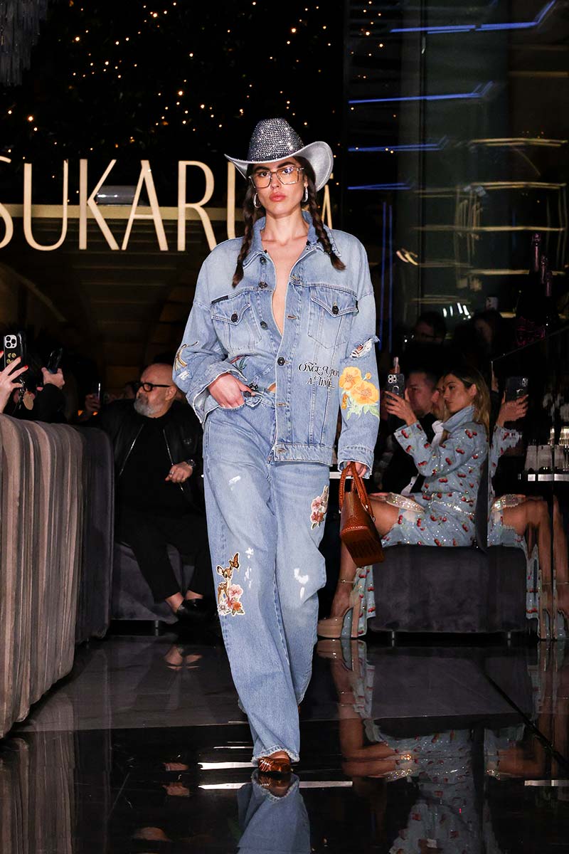 Modetrend winter 2025: total denim. Van top tot teen in spijkergoed. Photo courtesy of Philipp Plein