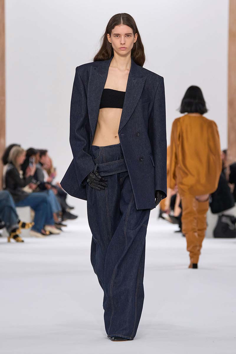 Modetrend winter 2025: total denim. Van top tot teen in spijkergoed. Photo courtesy of Sportmax