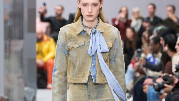 Modetrend winter 2025: total denim. Van top tot teen in spijkergoed. Photo courtesy of Acne Studios