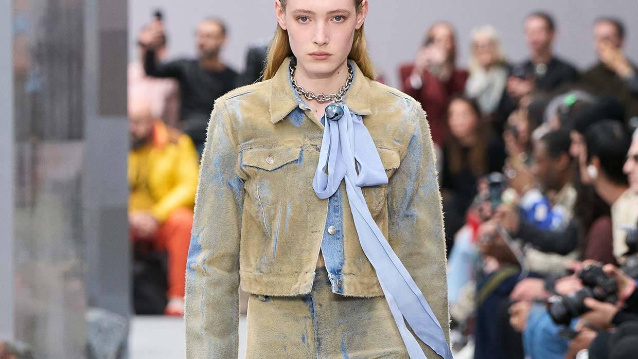 Modetrend winter 2025: total denim. Van top tot teen in spijkergoed. Photo courtesy of Acne Studios