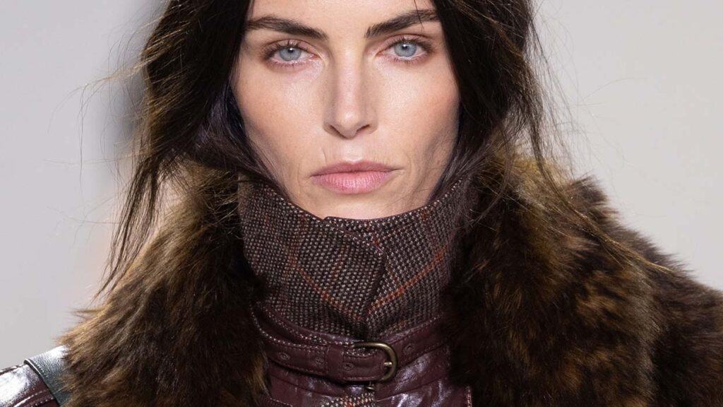 De wenkbrauwtrends voor winter 2025: power brows! Photo courtesy of Chloé