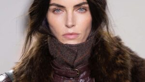 De wenkbrauwtrends voor winter 2025: power brows! Photo courtesy of Chloé
