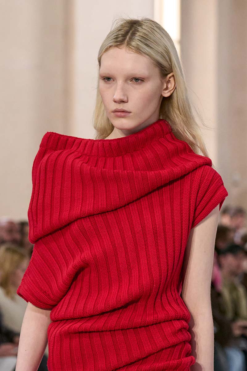 De wenkbrauwtrends voor winter 2025: power brows! Photo courtesy of Sportmax