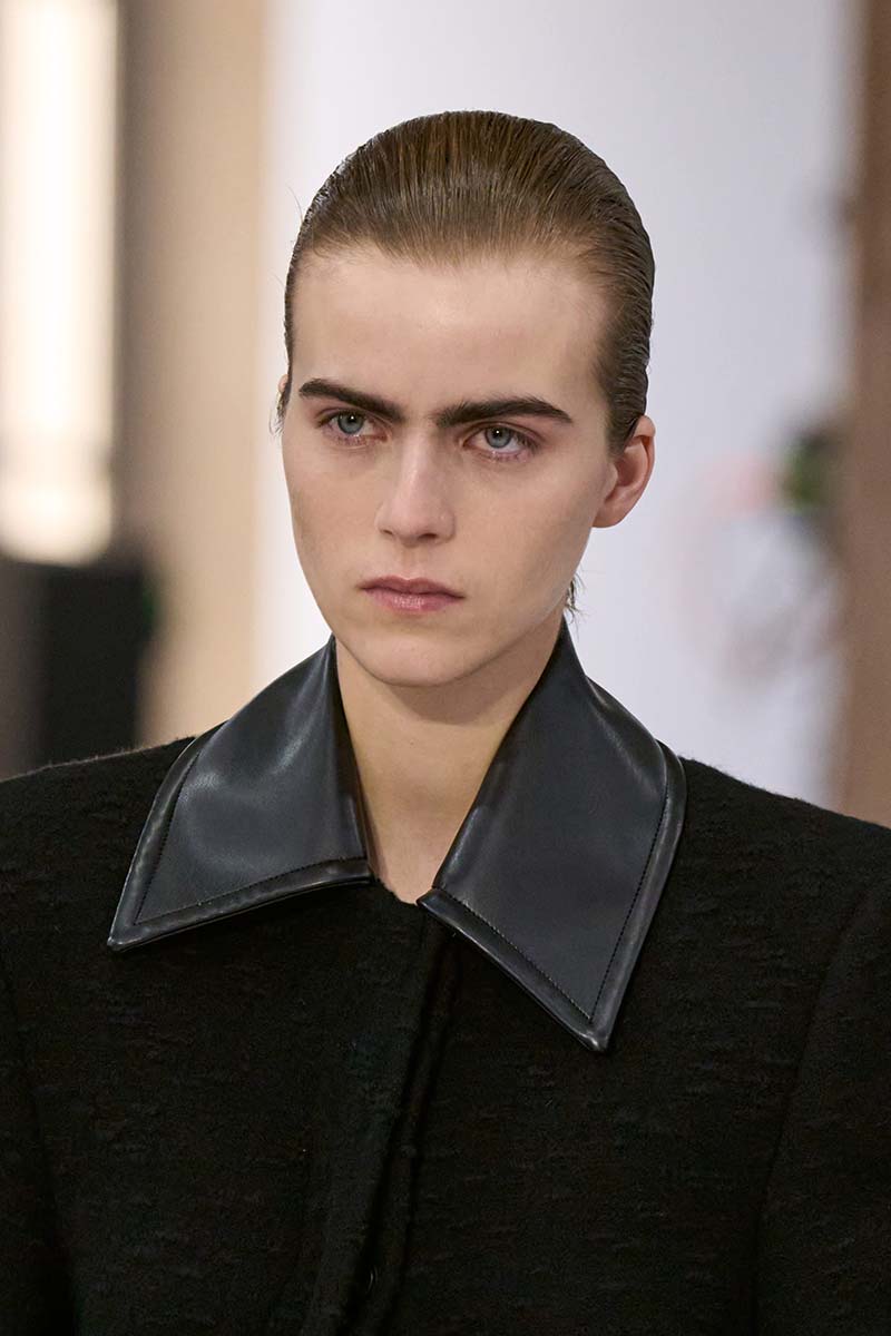 De wenkbrauwtrends voor winter 2025: power brows! Photo courtesy of Sportmax