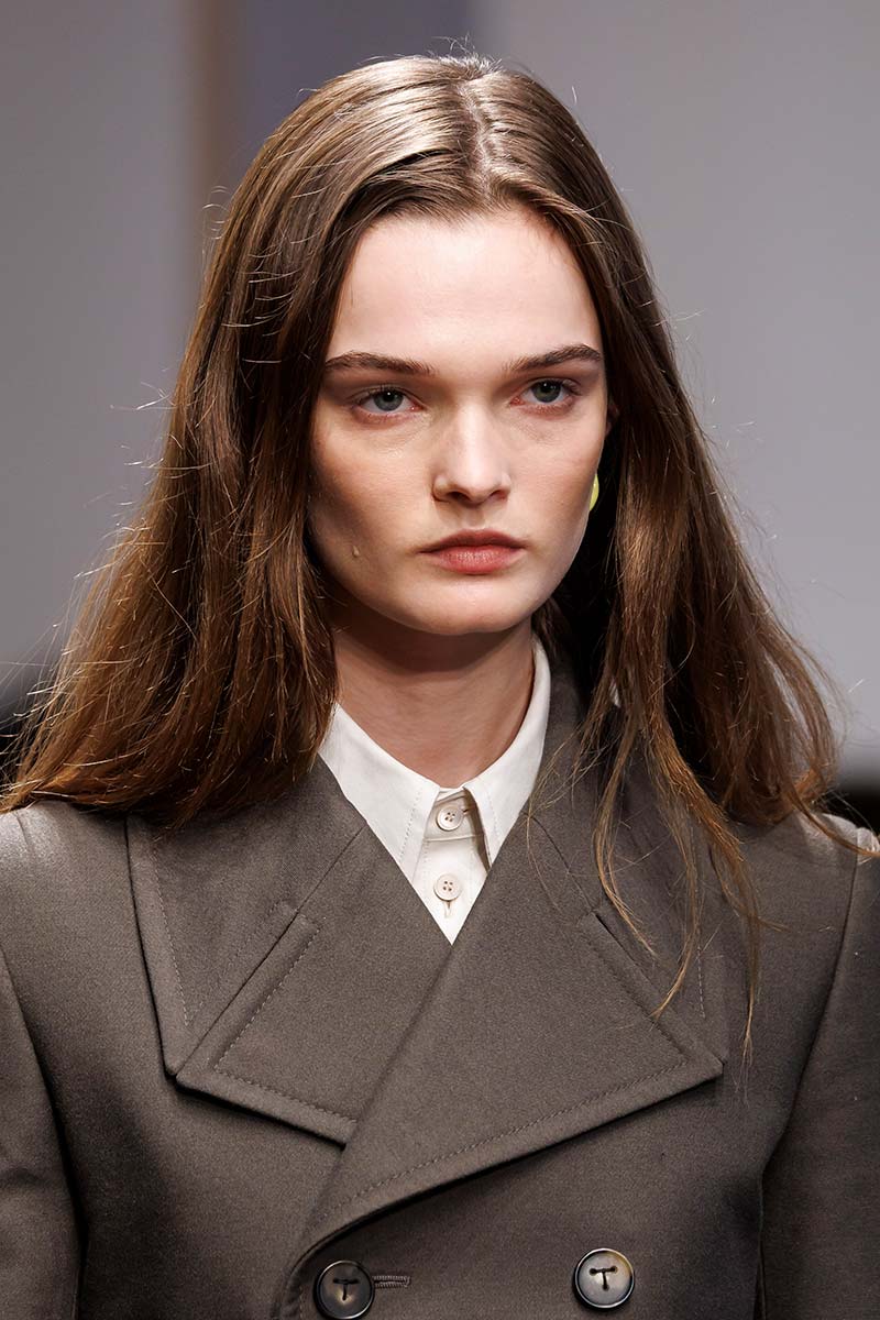 De wenkbrauwtrends voor winter 2025: power brows! Photo courtesy of Tod's