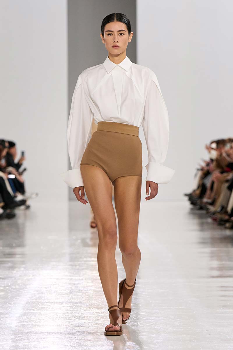 Witte blouses zomer 2025. Photo courtesy of Max Mara