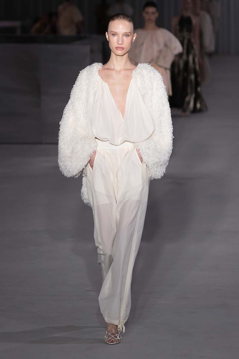 Witte blouses zomer 2025. Photo courtesy of Philosophy