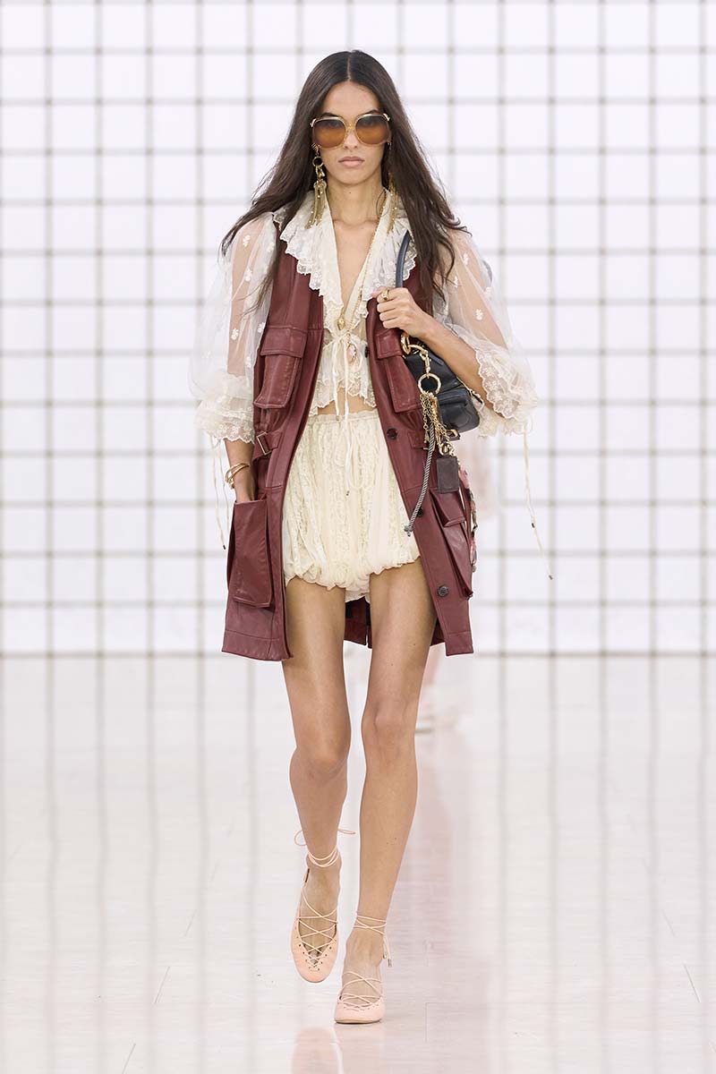 Witte blouses zomer 2025. Photo courtesy of Chloé