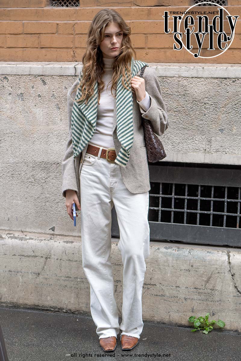 Streetstyle 2025: zo draag je die witte spijkerbroek. Foto Charlotte Mesman