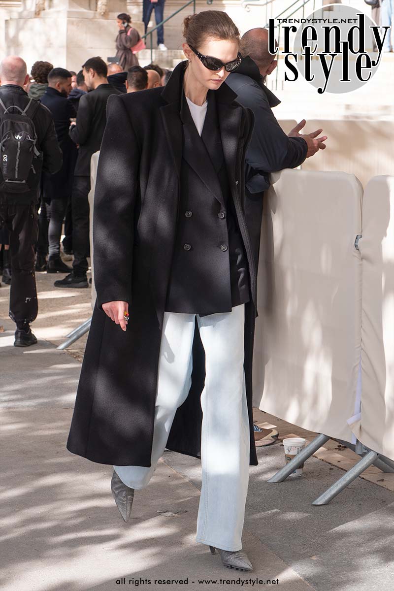 Streetstyle 2025: zo draag je die witte spijkerbroek. Foto Charlotte Mesman
