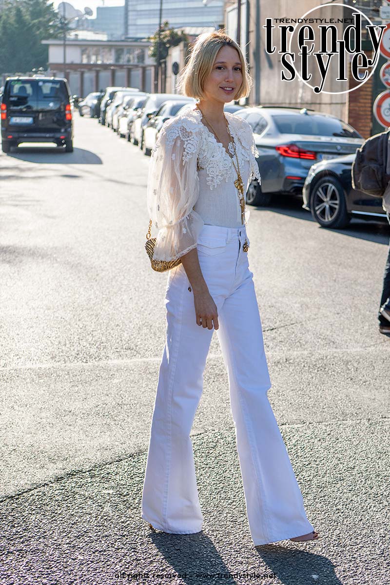Streetstyle 2025: zo draag je die witte spijkerbroek. Foto Charlotte Mesman