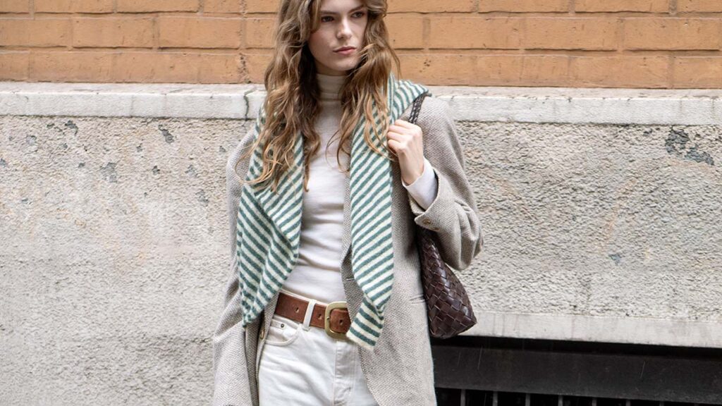 Streetstyle 2025: zo draag je die witte spijkerbroek. Foto Charlotte Mesman