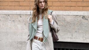 Streetstyle 2025: zo draag je die witte spijkerbroek. Foto Charlotte Mesman