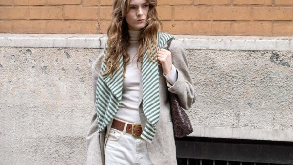 Streetstyle 2025: zo draag je die witte spijkerbroek. Foto Charlotte Mesman