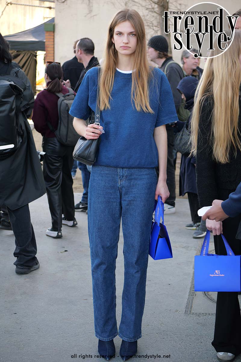 Deze streetstyle looks met spijkerbroek zijn perfect om te kopiëren. Foto Charlotte Mesman