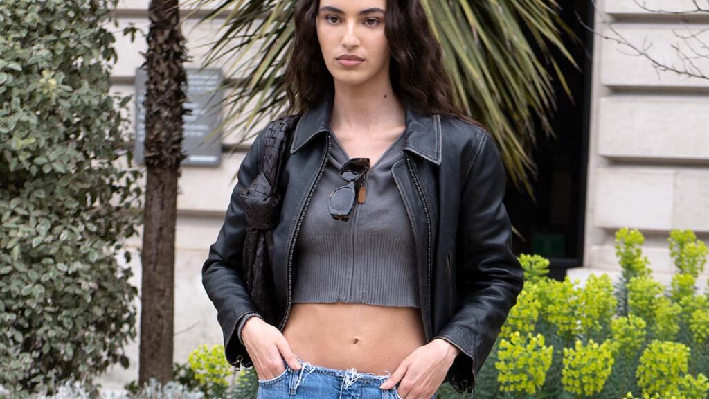 Deze streetstyle looks met spijkerbroek zijn perfect om te kopiëren. Foto Charlotte Mesman