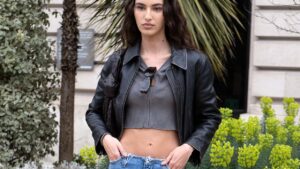 Deze streetstyle looks met spijkerbroek zijn perfect om te kopiëren. Foto Charlotte Mesman