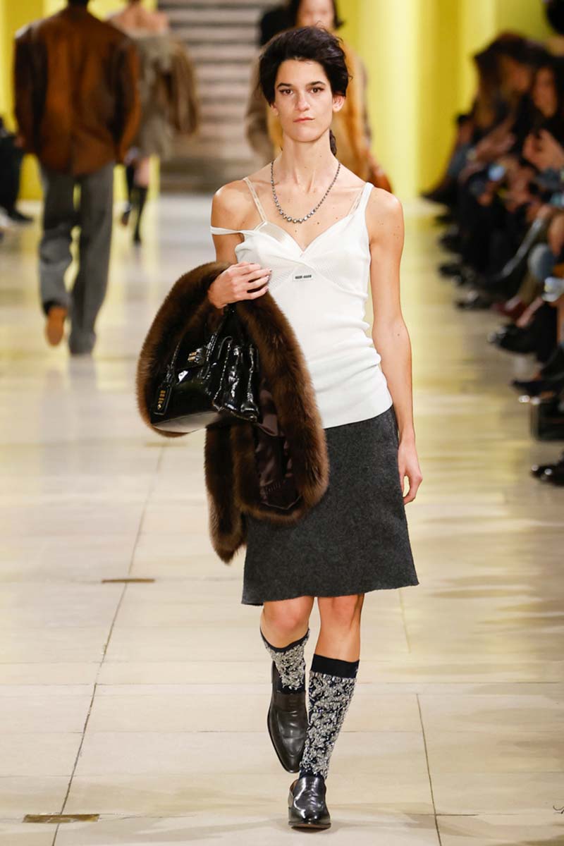 Zo zien de topjes voor winter 2025 2026 eruit: van tanktop tot lingerietop. Photo courtesy of Miu MIu