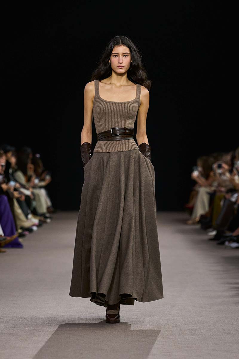 Zo zien de topjes voor winter 2025 2026 eruit: van tanktop tot lingerietop. Photo courtesy of Max Mara