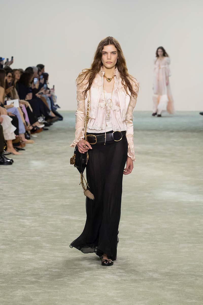 Zo zien de topjes voor winter 2025 2026 eruit: van tanktop tot lingerietop. Photo courtesy of Chloé