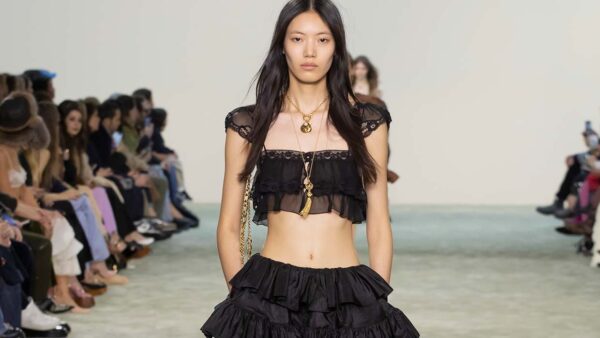 Zo zien de topjes voor winter 2025 2026 eruit: van tanktop tot lingerietop. Photo courtesy of Chloé