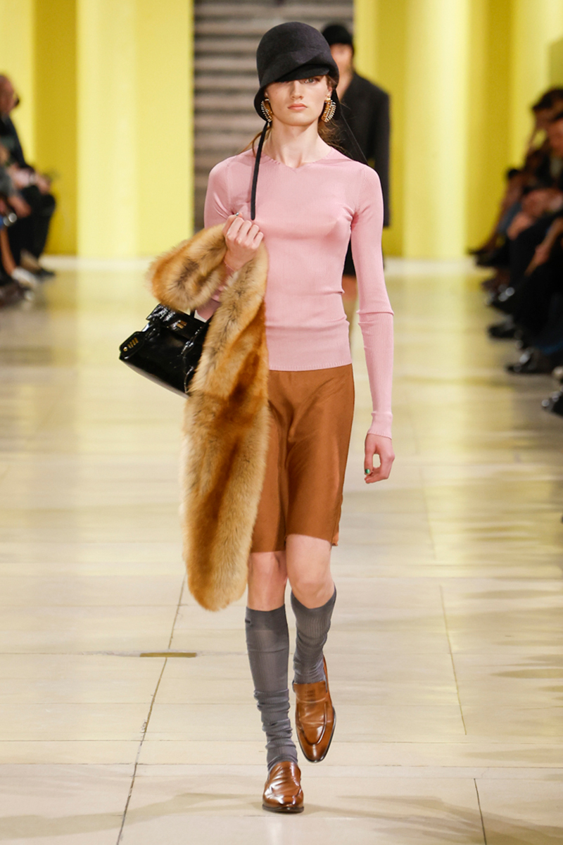 Met deze betaalbare accessoires geef je je modelook een instant update. Luxe kniekousen bij Prada. Photo courtesy of Prada