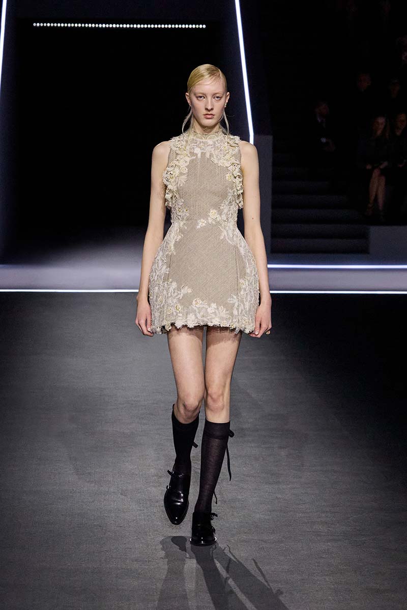 Met deze betaalbare accessoires geef je je modelook een instant update. Zwarte kniekousen bij Dior. Photo courtesy of Dior