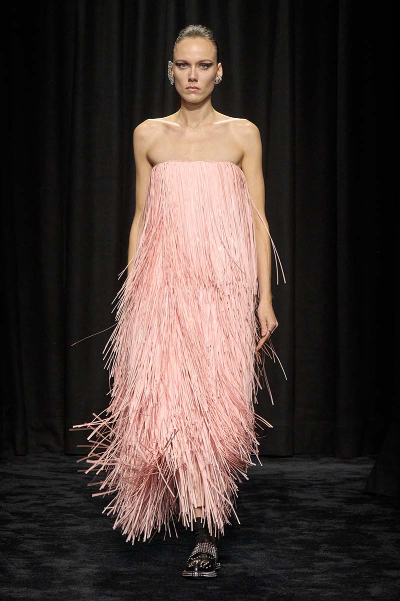 Met franjes krijgt je modelook voor winter 2025 2026 extra flair. Photo courtesy of Jil Sander