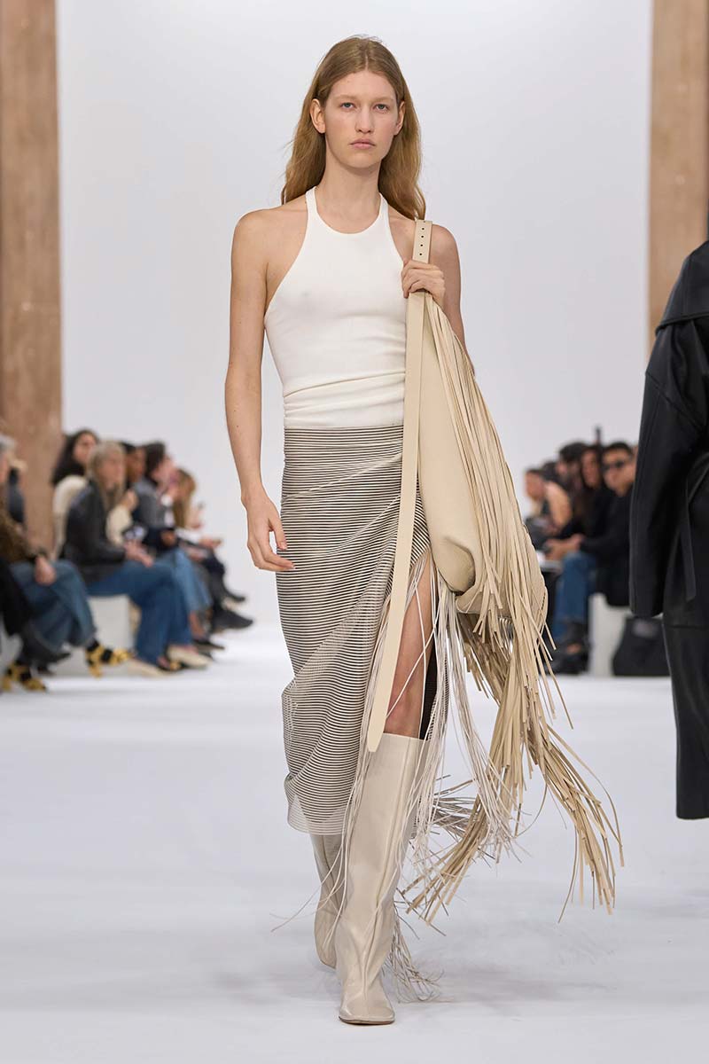 Met franjes krijgt je modelook voor winter 2025 2026 extra flair. Photo courtesy of Sportmax