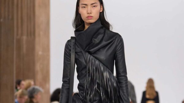 Met franjes krijgt je modelook voor winter 2025 2026 extra flair. Photo courtesy of Sportmax