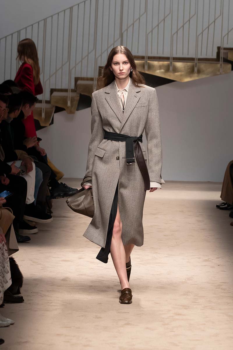 Office core. Tuttig met een moderne twist is dé modetrend voor winter 2025. Photo courtesy of Tod's