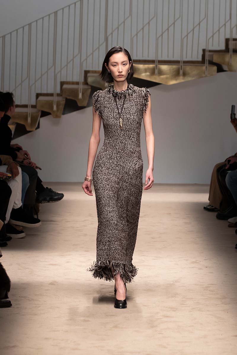 Office core. Tuttig met een moderne twist is dé modetrend voor winter 2025. Photo courtesy of Tod's