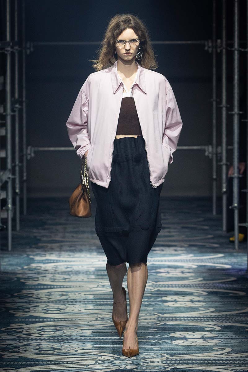 Office core. Tuttig met een moderne twist is dé modetrend voor winter 2025. Photo courtesy of Prada