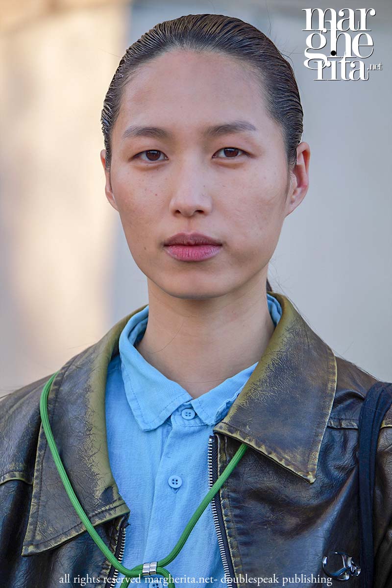 Streetstyle 2025. Spelen met volumes voor die modellen look. Model Yuanyuan Zhang. Foto Charlotte Mesman