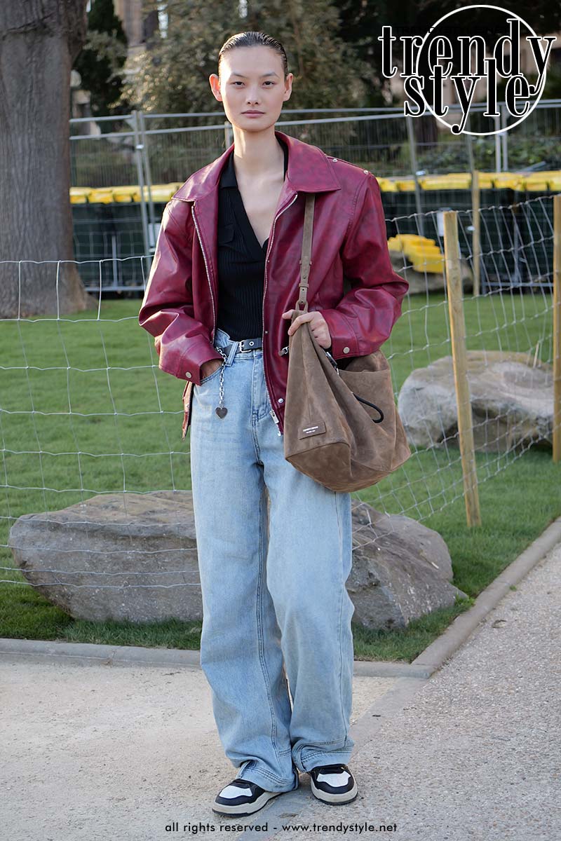 Streetstyle 2025. Spelen met volumes voor die modellen look. Foto Charlotte Mesman