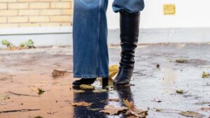 Modetrend uit Parijs: de asymmetrische boot tuck. Foto ADVERSUS