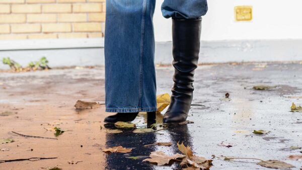 Modetrend uit Parijs: de asymmetrische boot tuck. Foto ADVERSUS