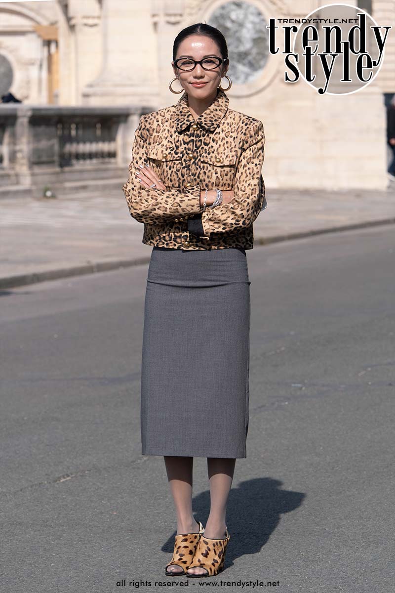 Deze streetstyle looks bewijzen dat een grijze rok allesbehalve saai is. Foto Charlotte Mesman