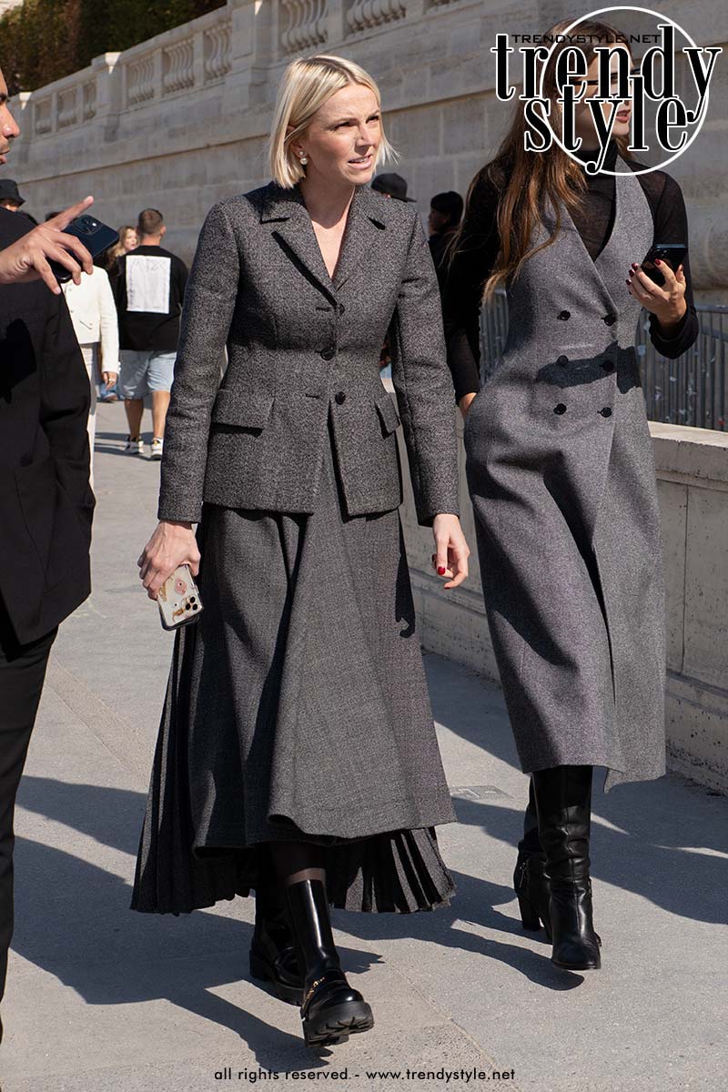 Deze streetstyle looks bewijzen dat een grijze rok allesbehalve saai is. Foto Charlotte Mesman