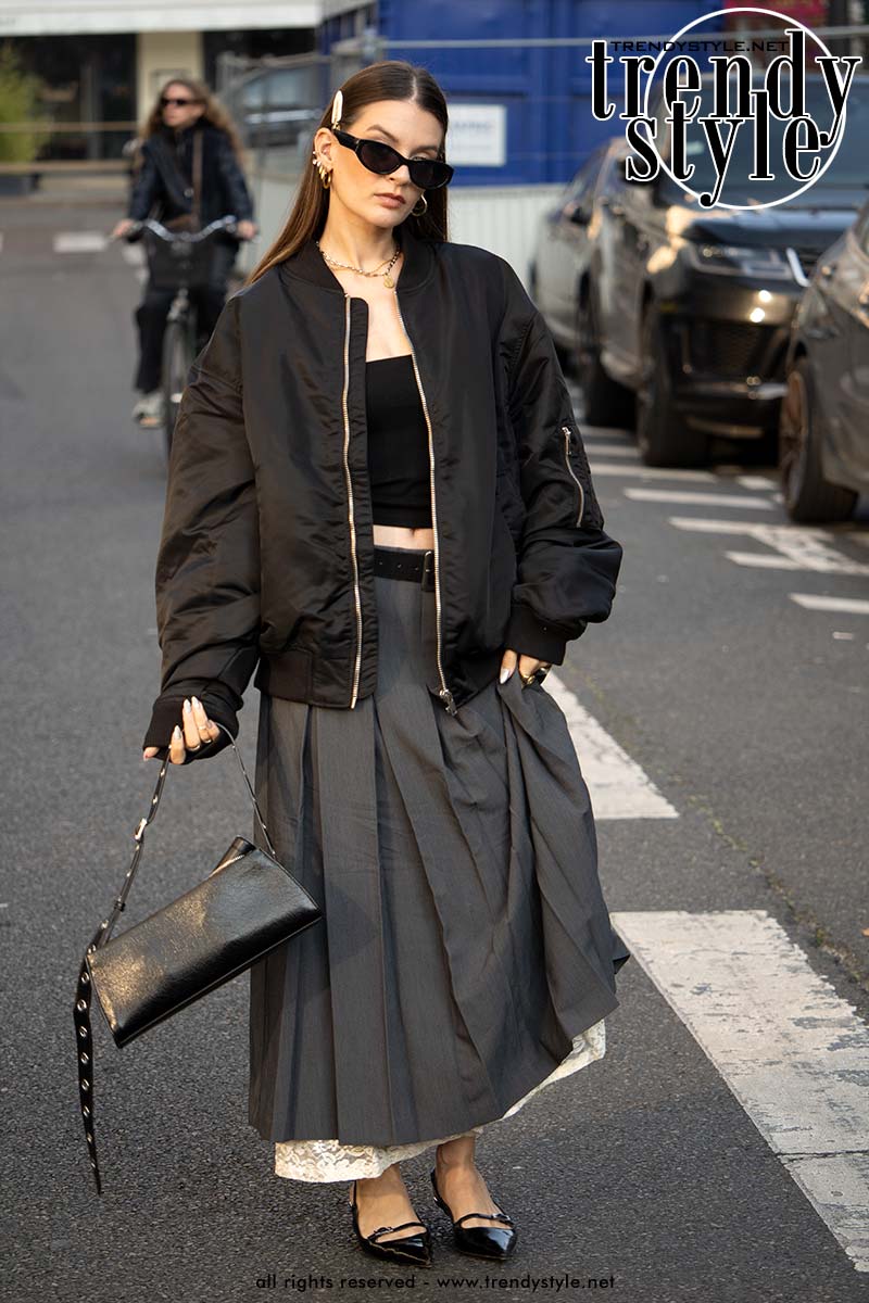 Lange plooirok met stoer jack. Foto Charlotte Mesman