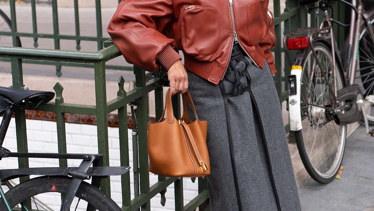 Deze streetstyle looks bewijzen dat een grijze rok allesbehalve saai is. Foto Charlotte Mesman