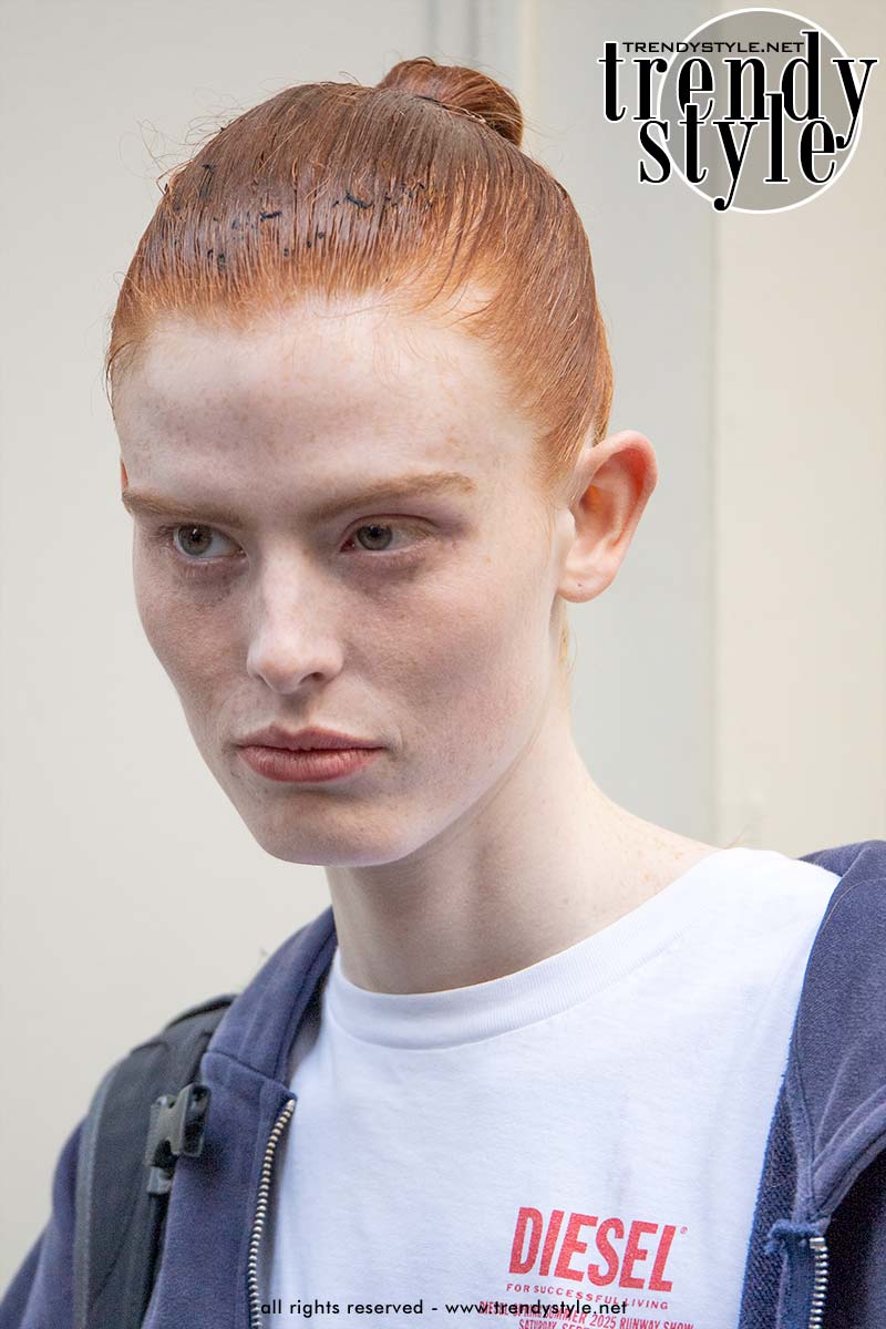 Kapsels voor lente zomer 2026: boyish wet looks. Op deze foto Laura Rudd. Foto Charlotte Mesman
