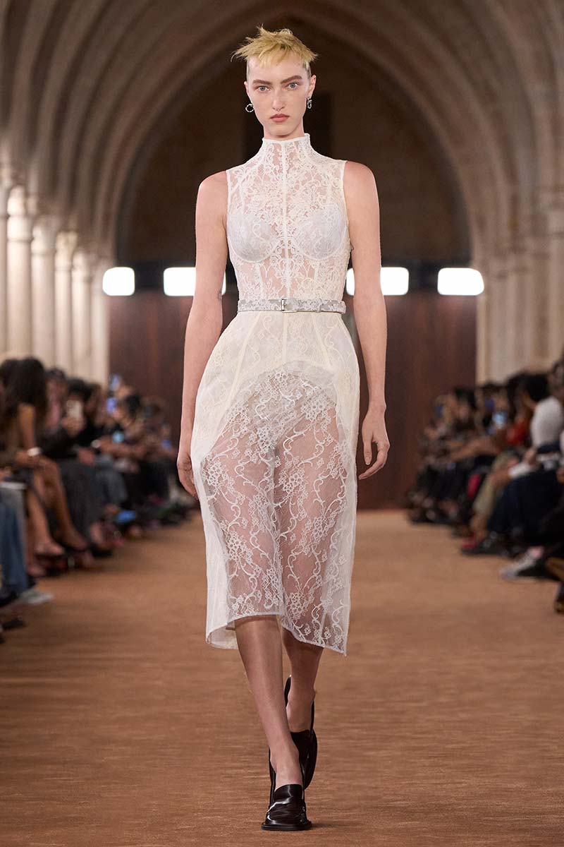 Kapsels voor lente zomer 2026: boyish wet looks. Photo courtesy of Acne Studios