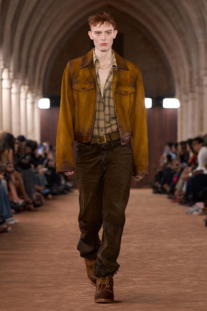 Kapsels voor lente zomer 2026: boyish wet looks. Op deze foto Laura Rudd. Photo courtesy of Acne Studios