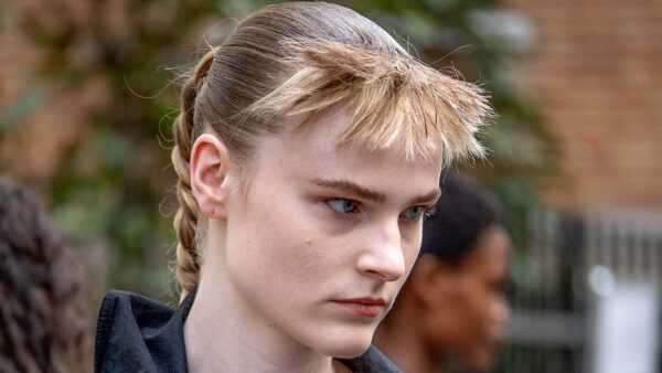 Kapsels voor lente zomer 2026: boyish wet looks. Foto Charlotte Mesman