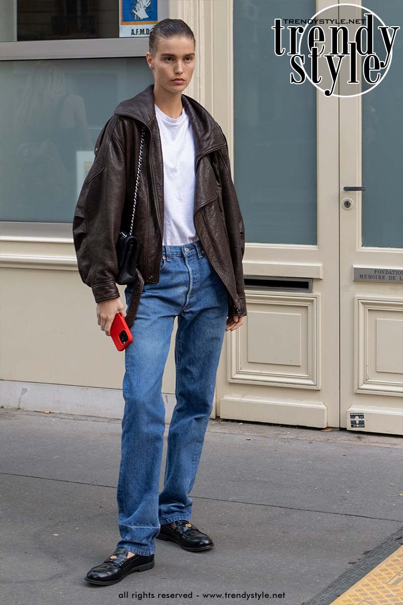 Spijkerbroeken trends 2025: gaan slim fit jeans en low rise echt doorzetten? Op deze foto Luna Bijl in rechte spijkerbroek. Foto Charlotte Mesman