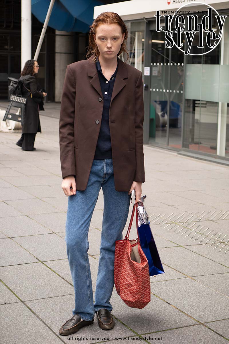 Spijkerbroeken trends 2025: gaan slim fit jeans en low rise echt doorzetten? Foto Charlotte Mesman