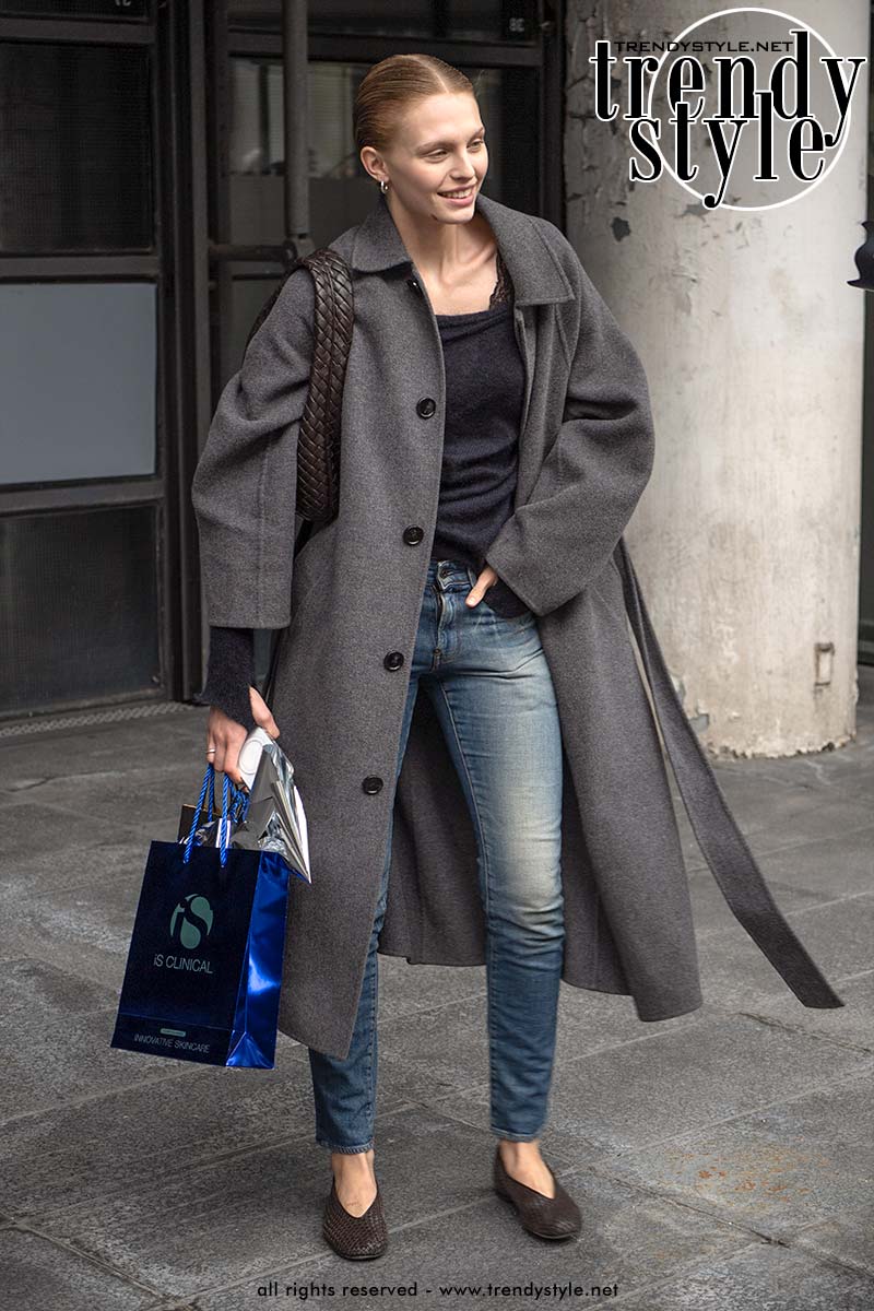 Spijkerbroeken trends 2025: gaan slim fit jeans en low rise echt doorzetten? Op deze foto Karolina Spakowski in slim fit jeans. Foto Charlotte Mesman