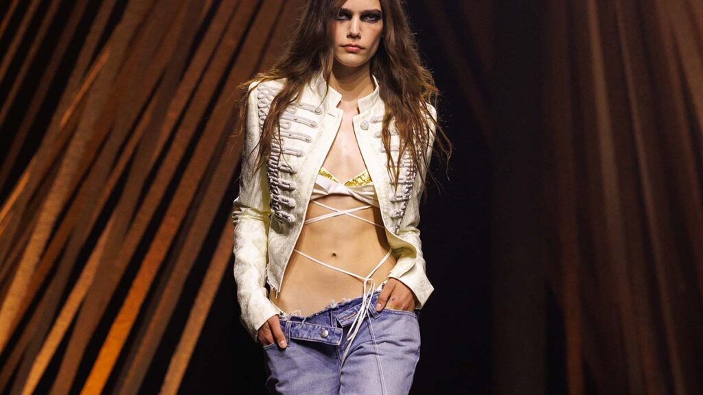 Spijkerbroeken trends 2025: gaan slim fit jeans en low rise echt doorzetten? Photo courtesy of Alexander McQueen SS 2026